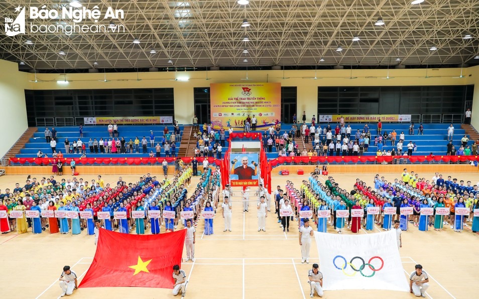 Vận động viên thi đấu bên trong nhà thi đấu