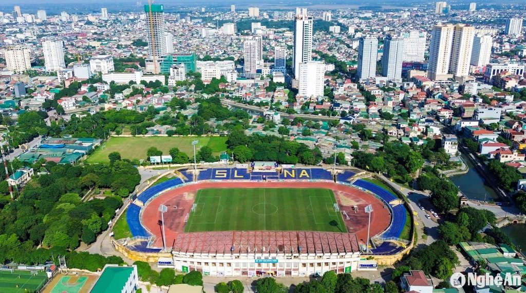 Sân cỏ và khán đài Sân Vinh