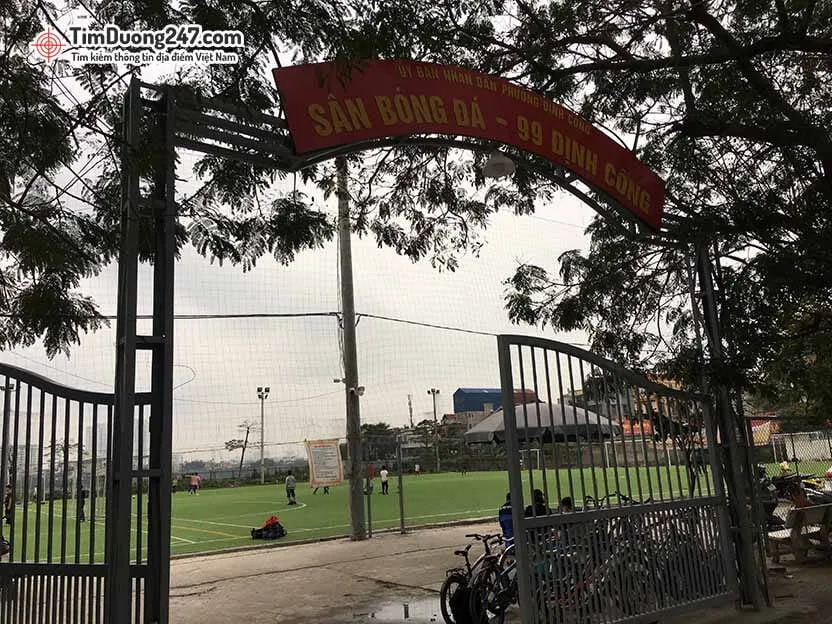Lối vào sân bóng Định Công ngõ 99