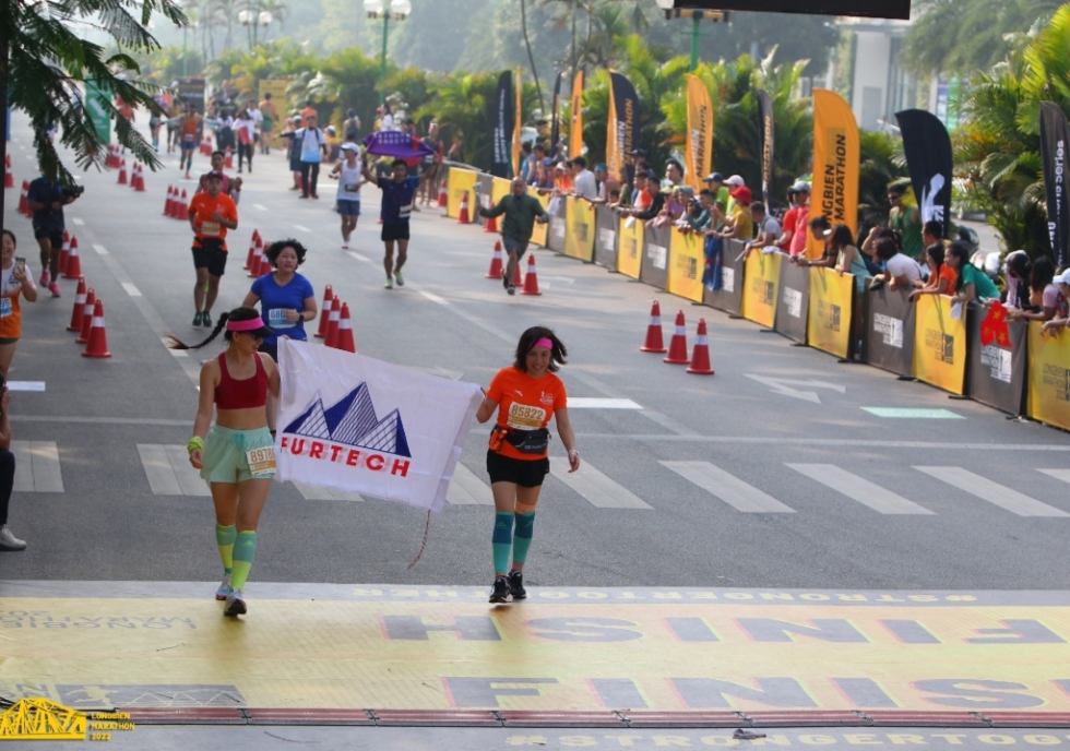 Vận động viên chạy cùng cờ trên đường marathon