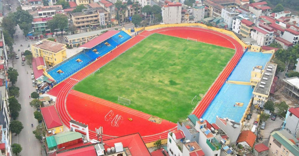 Cổng vào và biển tên sân