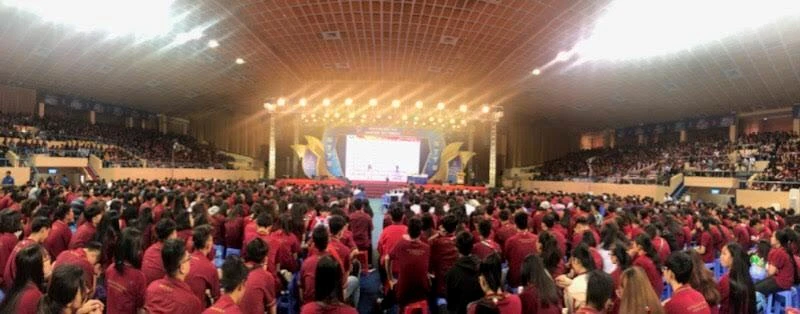 Cổ động viên sinh viên lấp kín khán đài