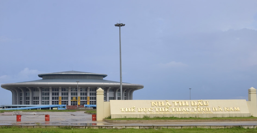 Mái nhà thi đấu Hà Nam đang được chống nóng