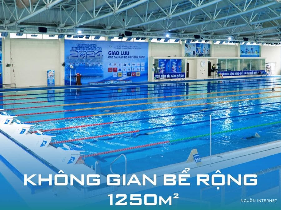 Khu bể bơi trong nhà sáng và thoáng