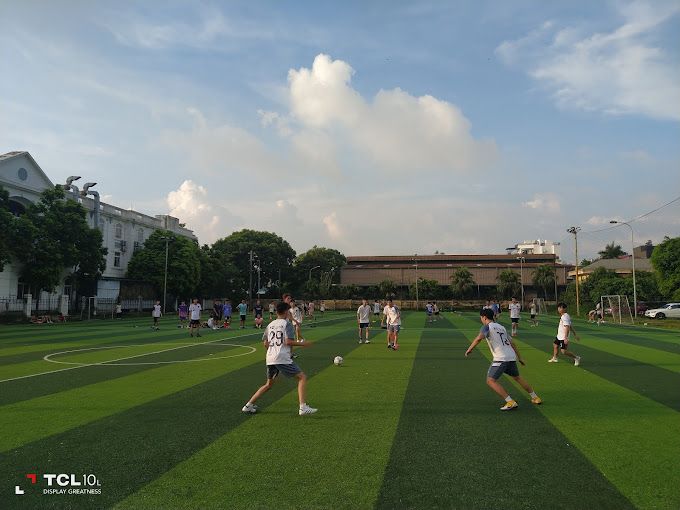 Sân cỏ nhân tạo ở Long Biên