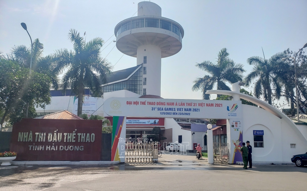 Thi đấu bóng bàn trong nhà thi đấu