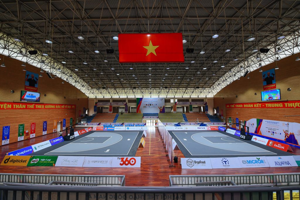 Toàn cảnh sàn đấu và khán đài bên trong