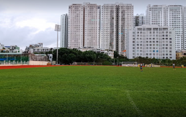Khán đài và dãy ghế bên trong sân