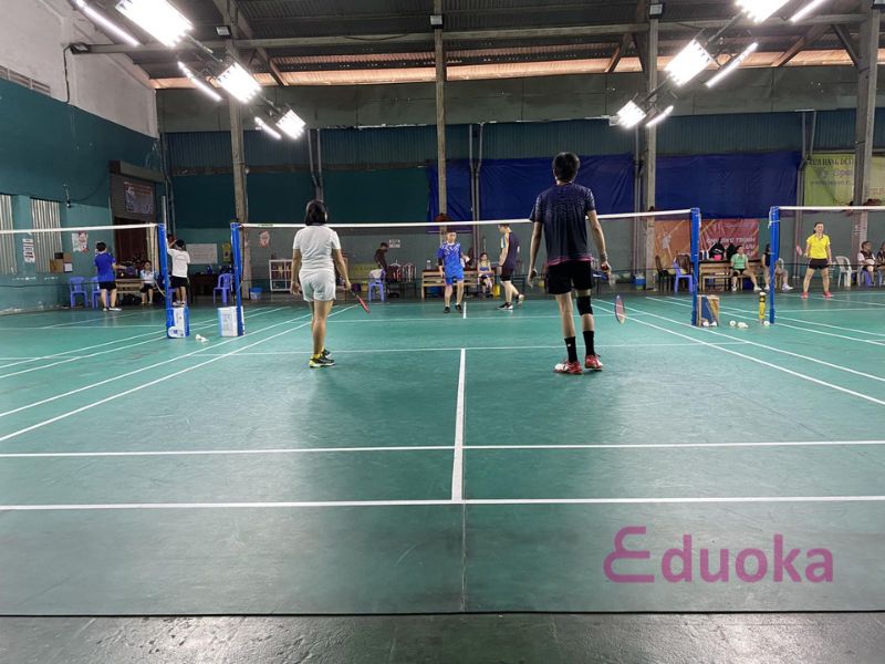 Sân cầu lông trong nhà thi đấu Nguyễn Tri Phương
