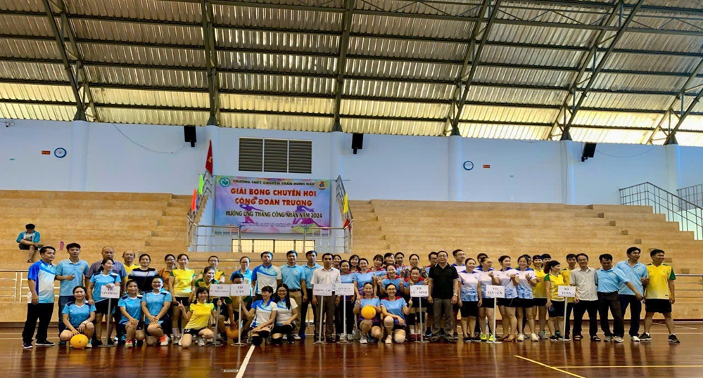 Khai mạc giải bóng chuyền hơi tại nhà thi đấu