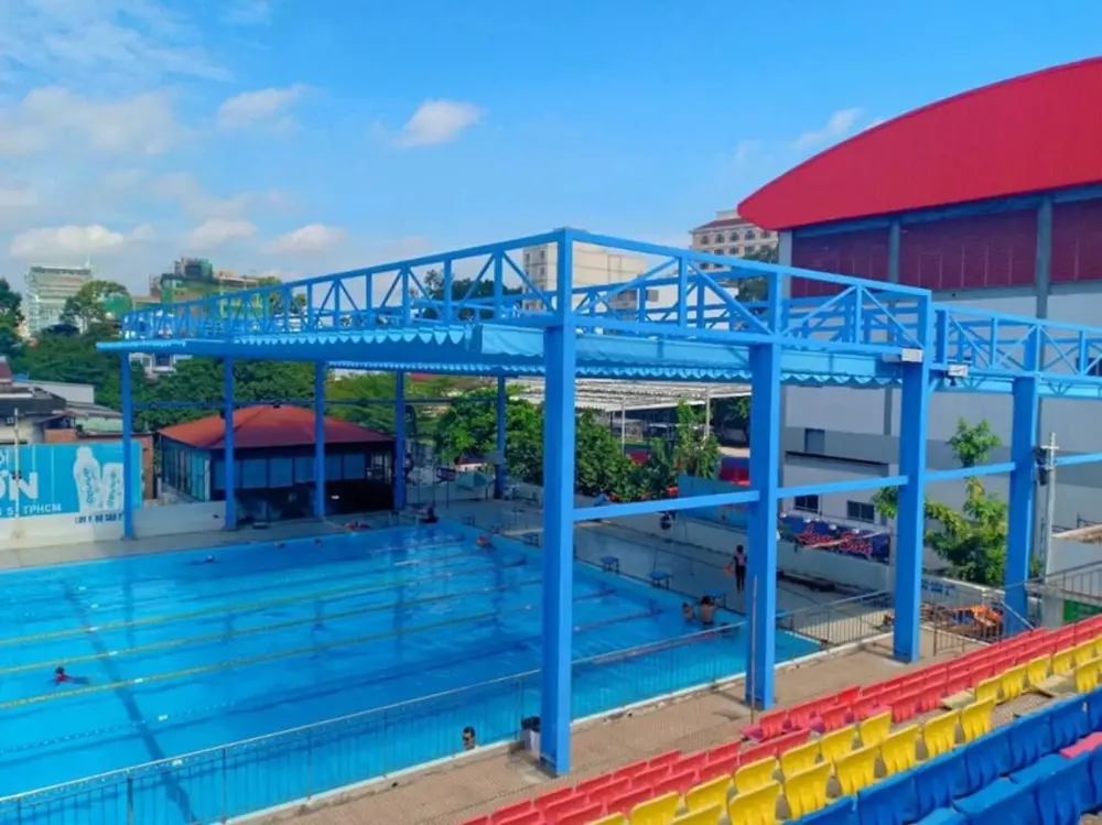 Hồ bơi trong khuôn viên Trung tâm Thể thao Lam Sơn