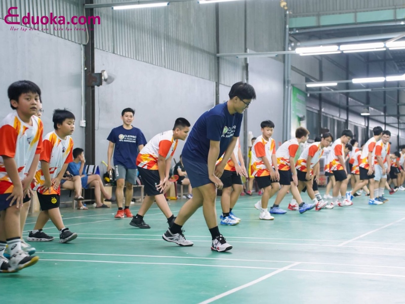 Sân cầu lông bên trong nhà thi đấu Nguyễn Tri Phương