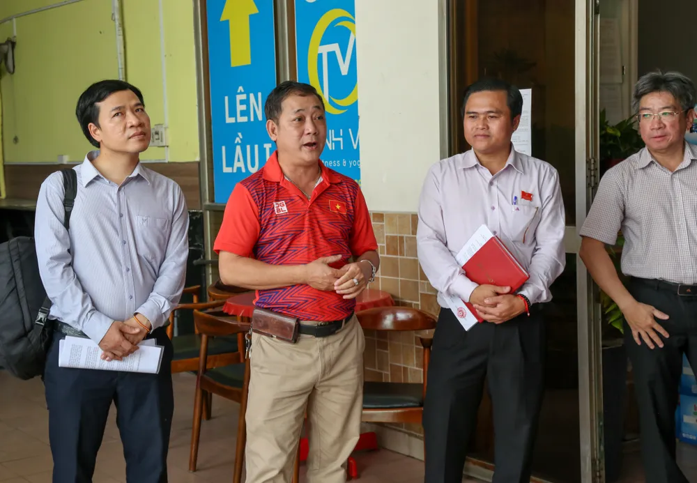 Trọng tài đang điều hành trận đấu tại trung tâm
