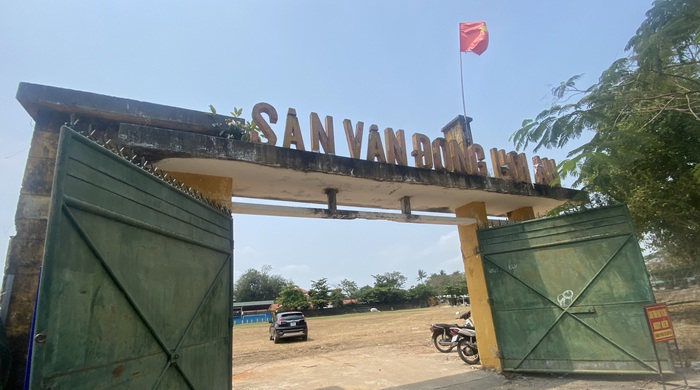 Thi công phá dỡ một phần khán đài