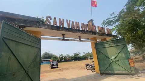 Biển thông báo dự án cải tạo sân vận động