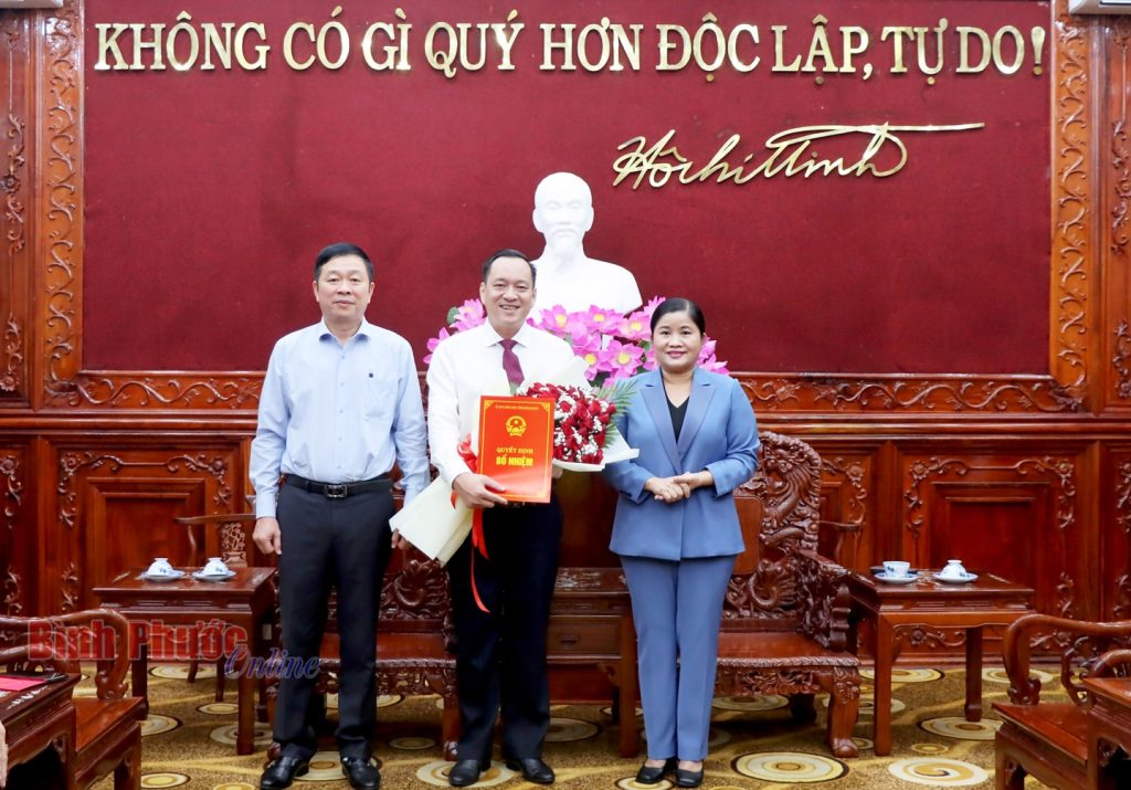 Lãnh đạo tỉnh trao quyết định bổ nhiệm giám đốc sở