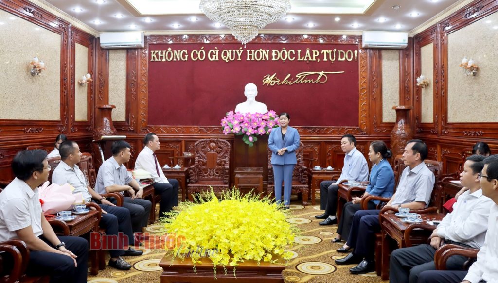 Trao quyết định cho giám đốc sở tại buổi lễ