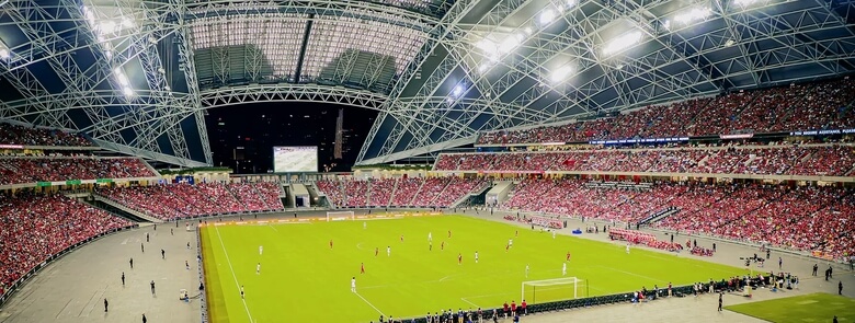 Hàng ghế khán đài trống trong sân Kallang