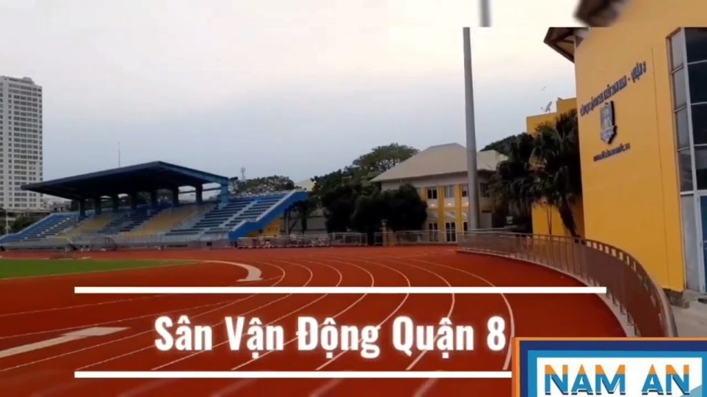 Sân vận động bật đèn buổi hoàng hôn