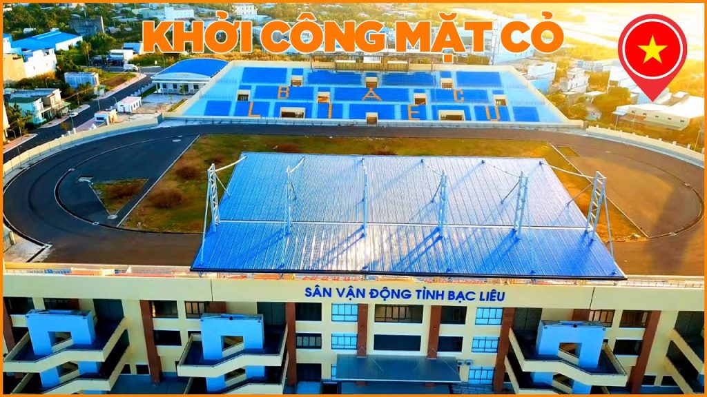 Công nhân làm đường piste và trồng cỏ
