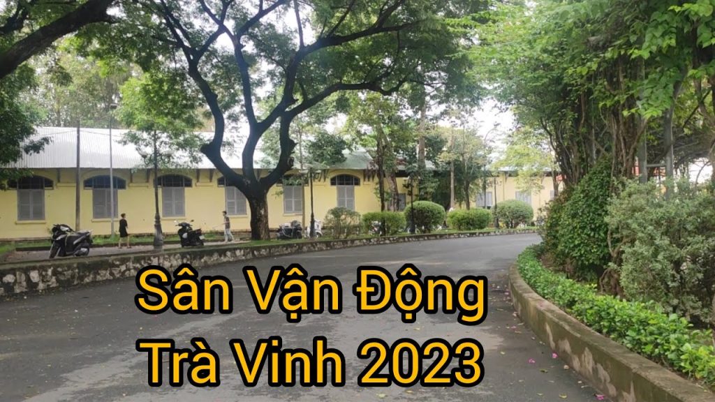 Mặt sân cỏ và đường chạy bên trong