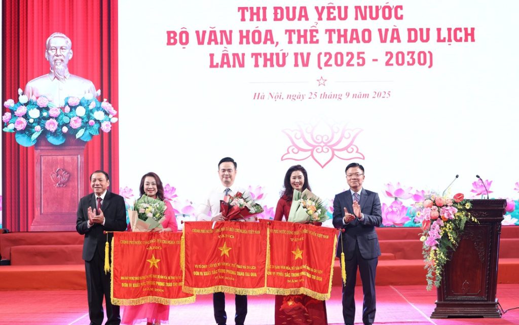 Bộ trưởng phát biểu tại hội nghị ngành