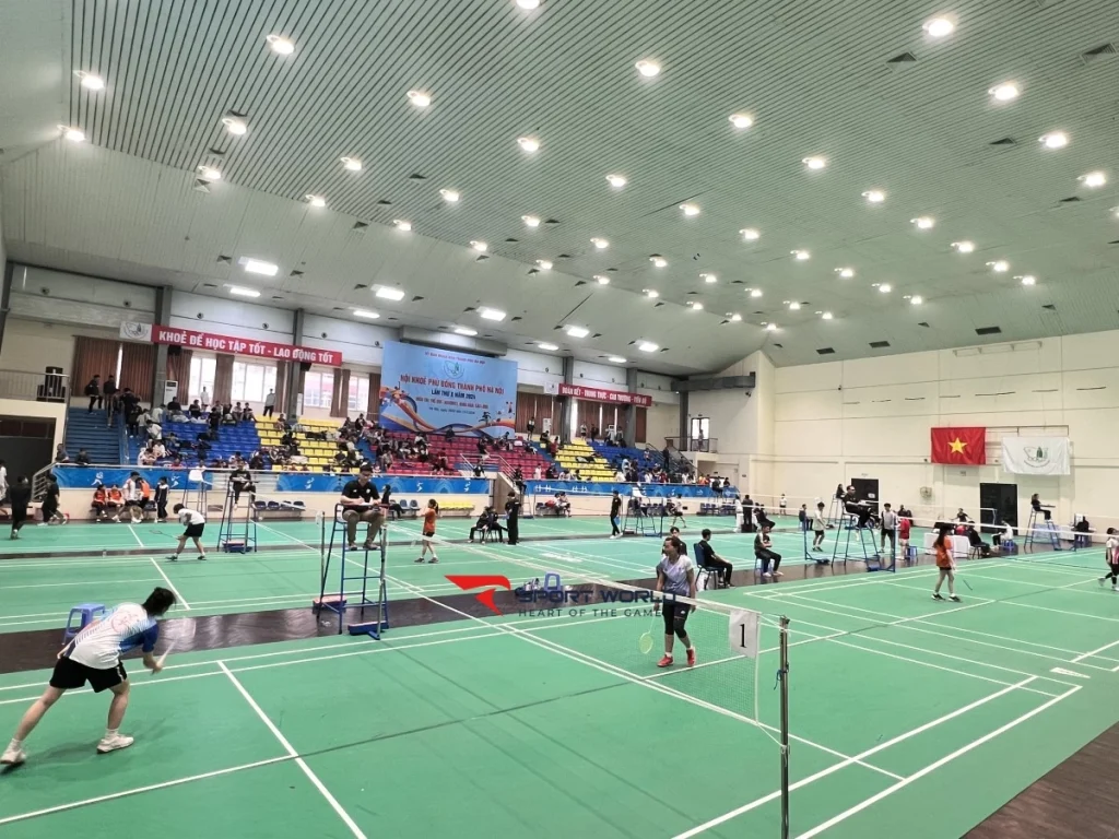 Sân cầu lông trong Nhà thi đấu Cầu Giấy