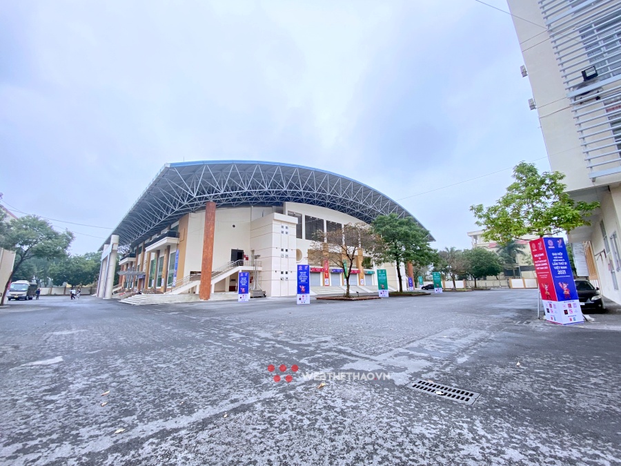 Lối vào nhà thi đấu Thanh Trì