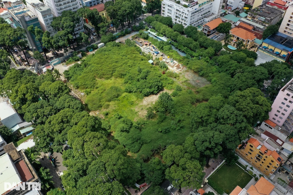 Biển tên nhà thi đấu Phan Đình Phùng