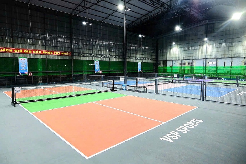 Vận động viên thi đấu trên sân pickleball
