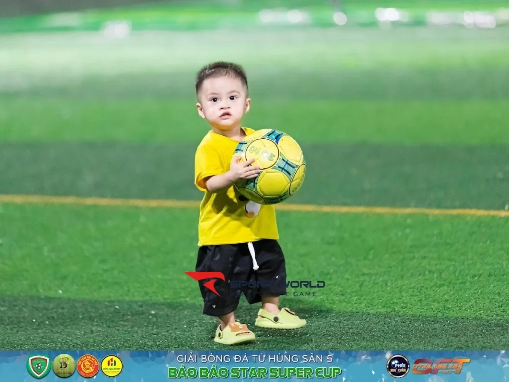 Khu vực khung thành sân Bảo Lâm