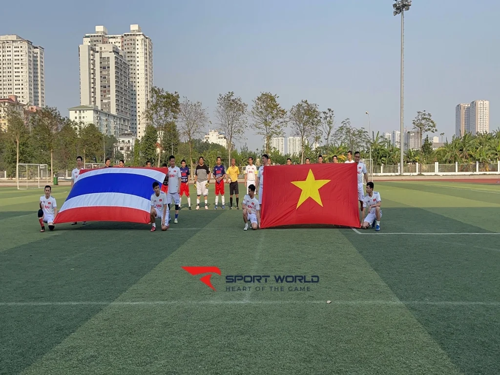 Toàn cảnh khán đài và sân bóng
