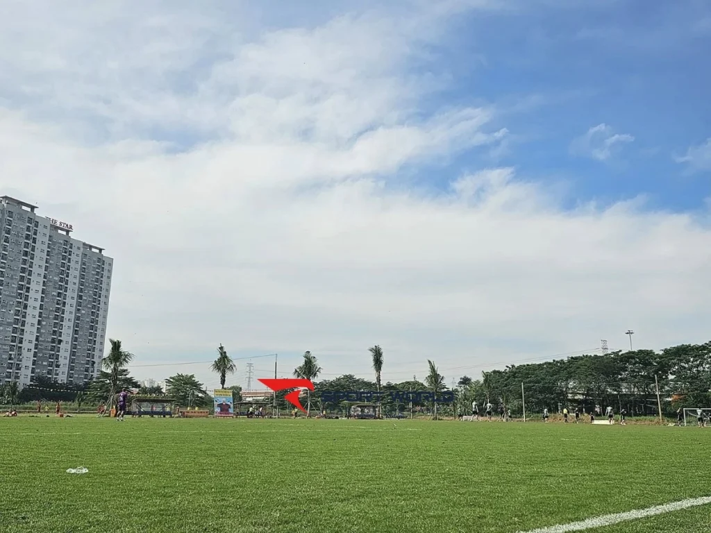 Khu sân bóng Thăng Long buổi sáng