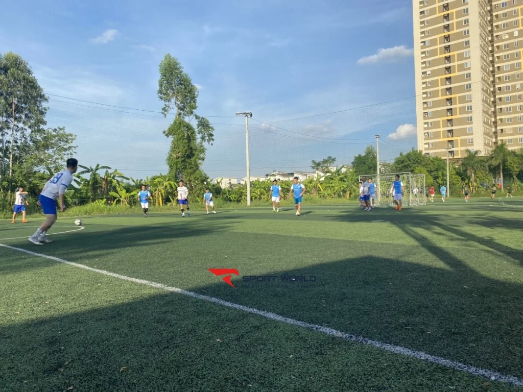 Mặt sân bóng Bình Minh tại Hoài Đức