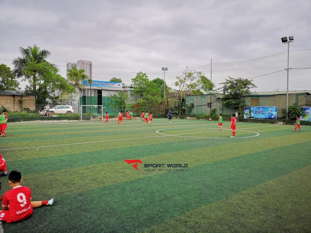 Toàn cảnh sân bóng BKC Linh Đường