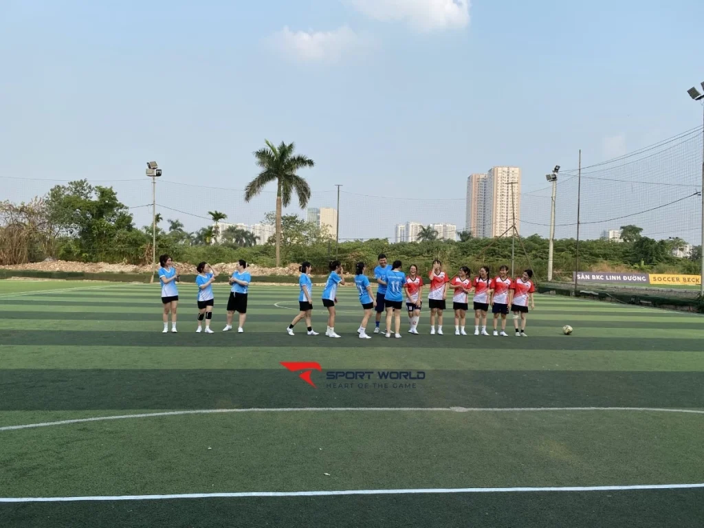 Khu sân bóng BKC Linh Đường buổi tối