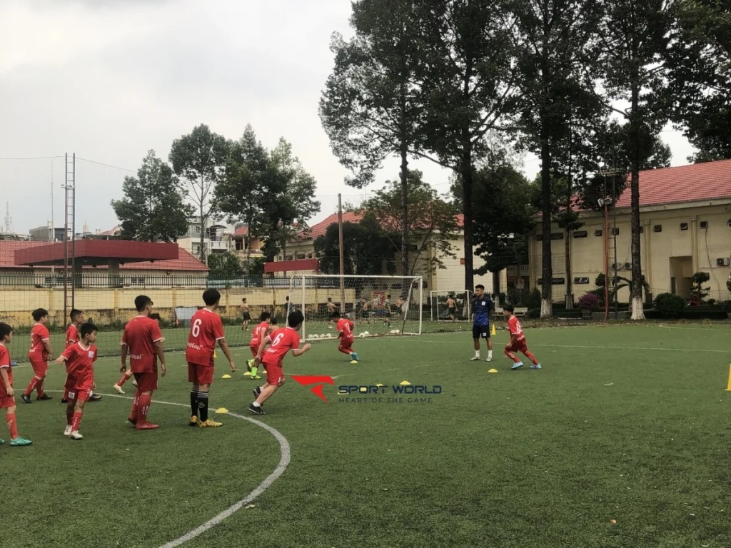 Mặt sân cỏ nhân tạo 152 Nguyễn Oanh