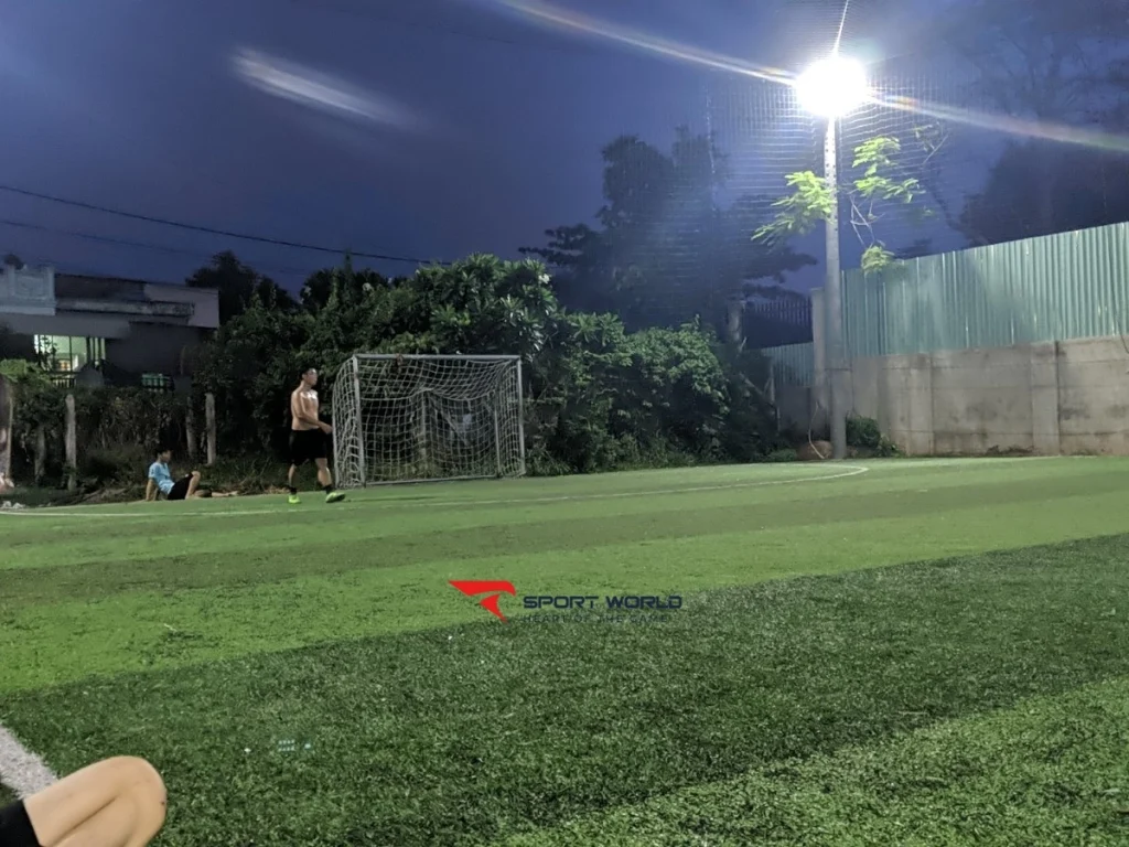 Góc nhìn sân bóng Miền Đông