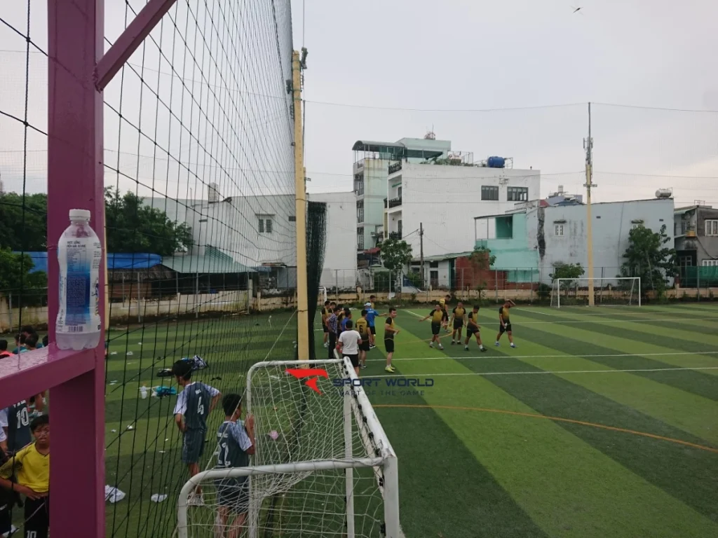 Toàn cảnh sân bóng Lạc Thị