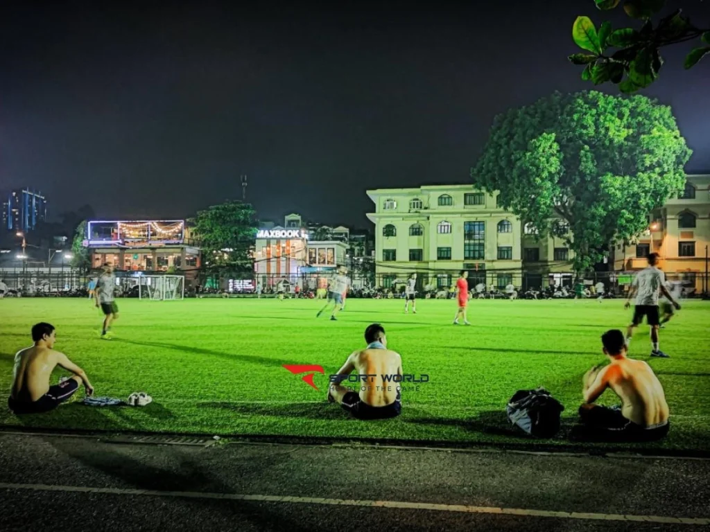 Khung sân bóng ở Thủy Lợi