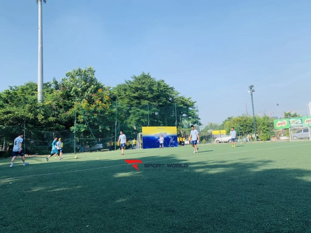 Vạch kẻ sân và bề mặt cỏ tại Khánh Hội
