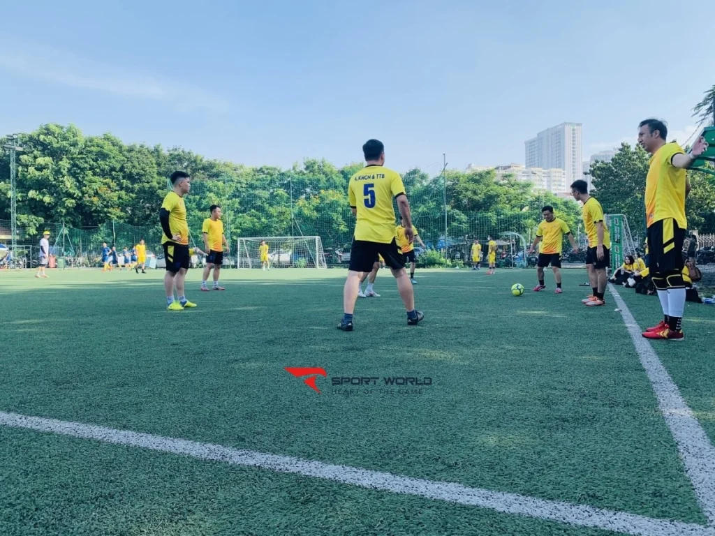 Cầu thủ tập luyện trên sân cỏ Khánh Hội