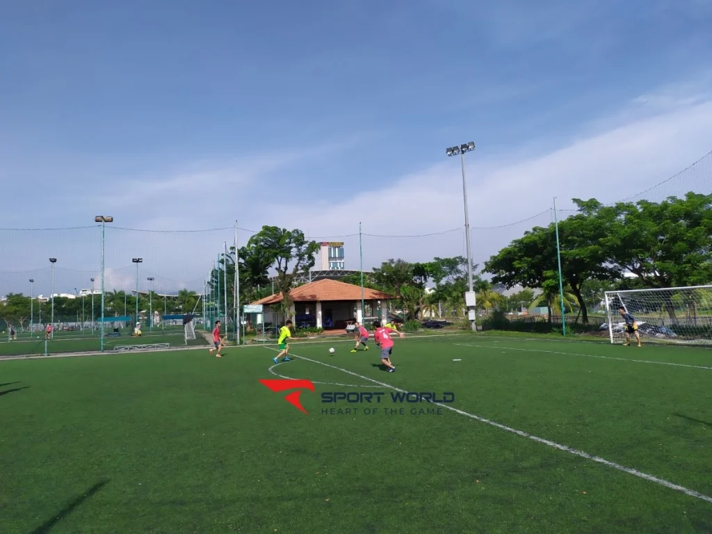Toàn cảnh sân bóng Tuyên Sơn
