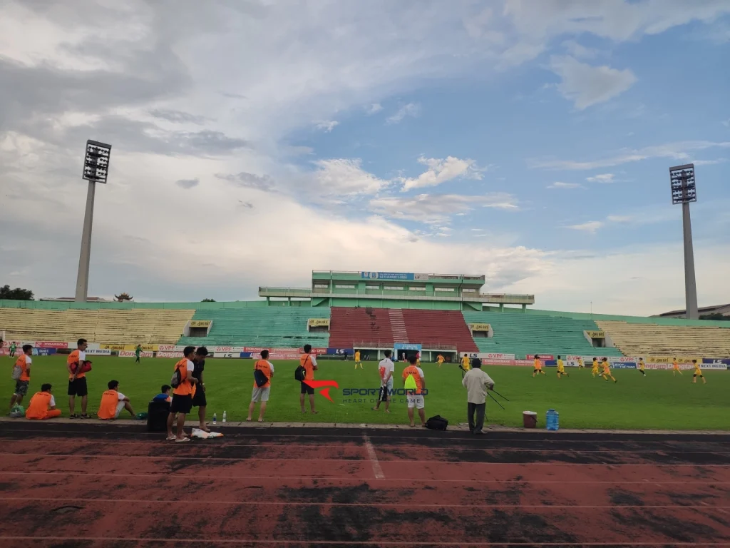 Sân cỏ nhân tạo Miền Đông
