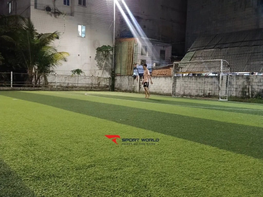 Mặt sân bóng Cầu Xéo