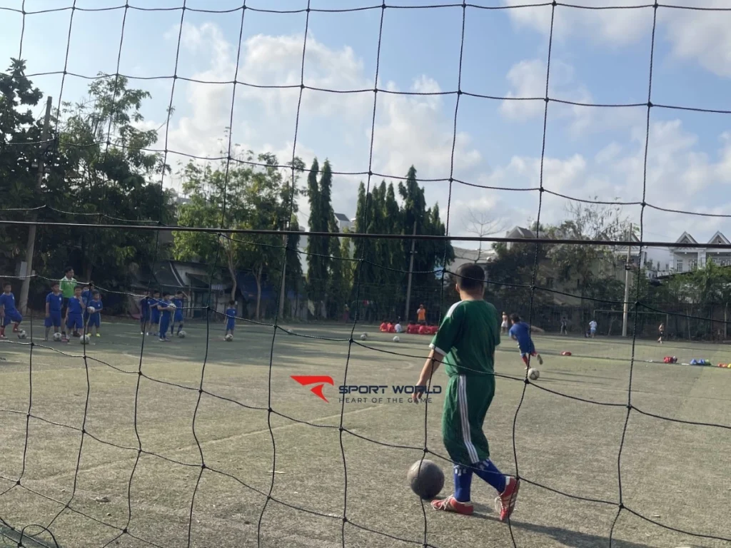 Sân bóng Vạn Nguyên buổi tối
