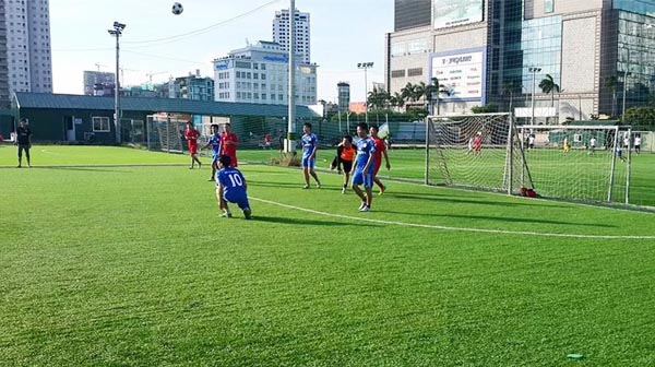 Lối vào sân bóng Thanh Niên Nha Trang