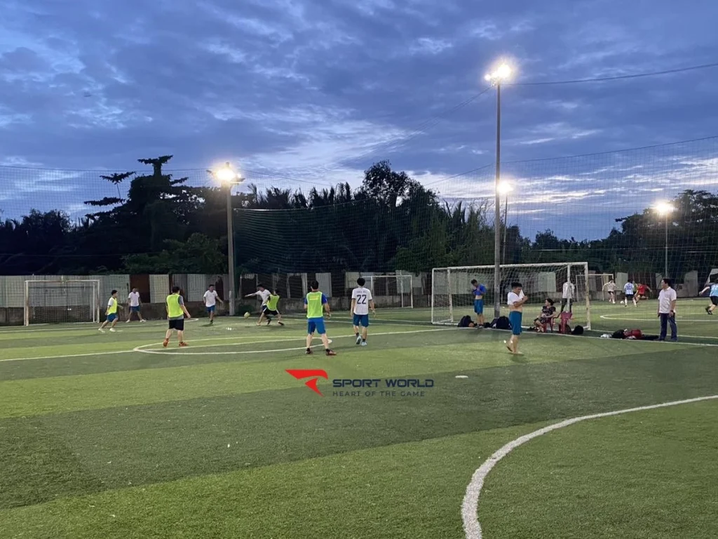 Sân bóng Phạm Hùng 2 có khu chơi pickleball