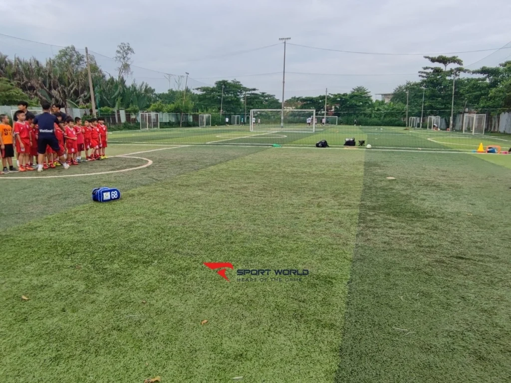 Sân bóng Phạm Hùng nhìn từ phía ngoài
