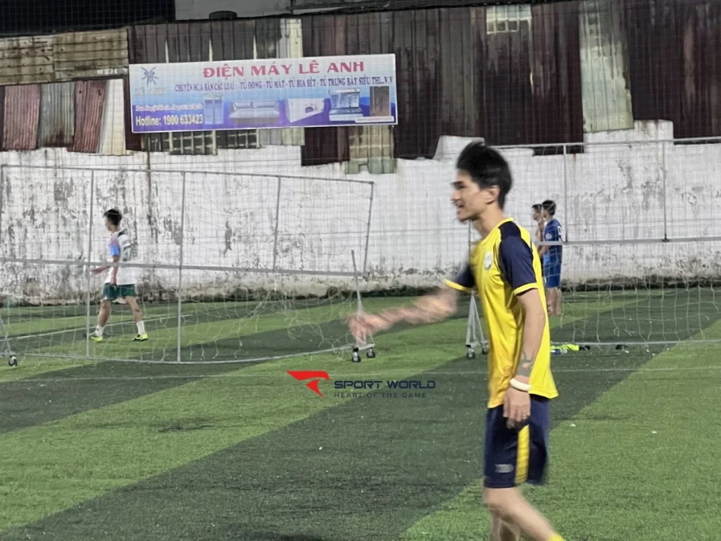 Lối vào sân bóng Thăng Long